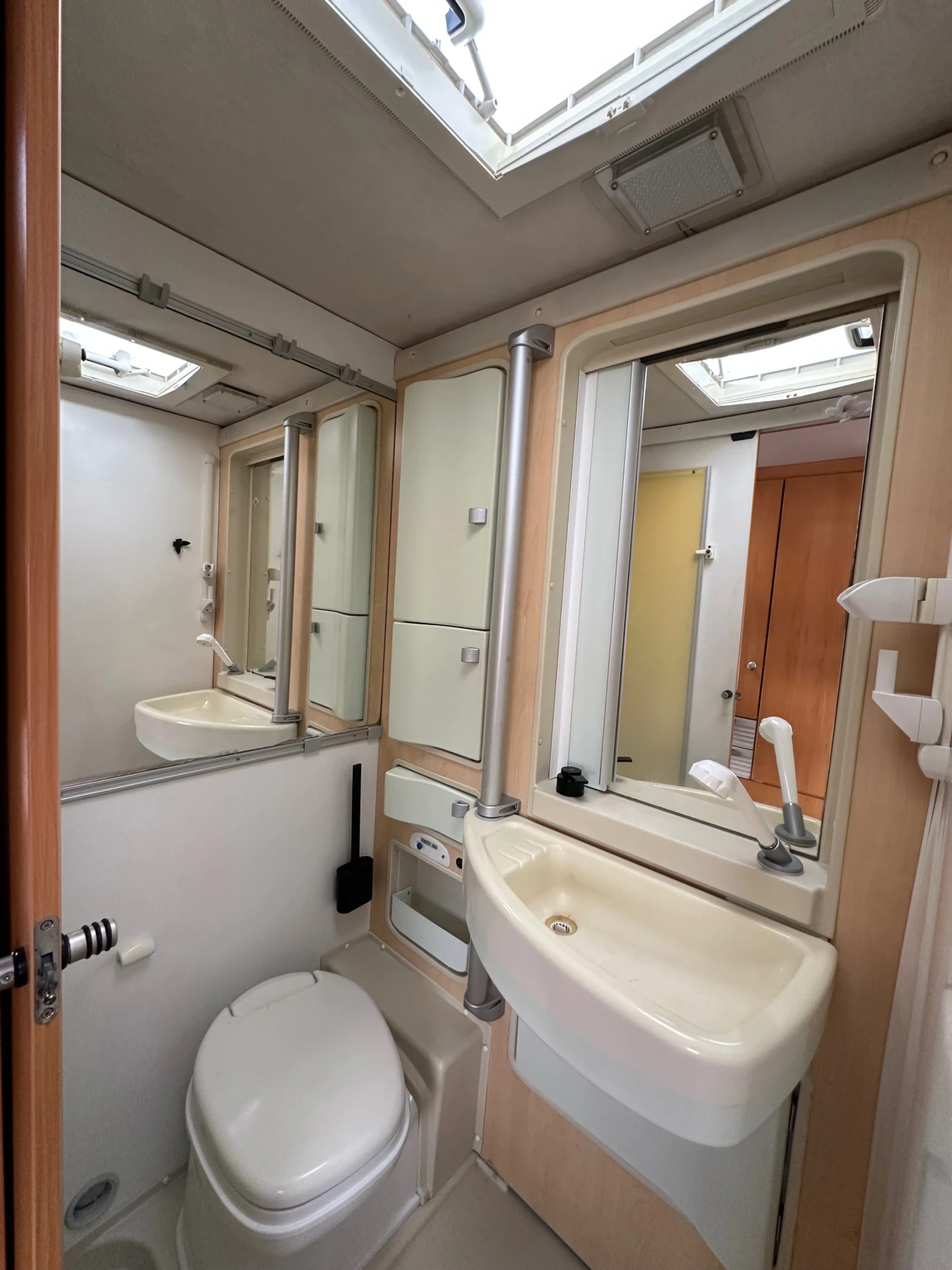 Кемпер HYMER / ERIBA C 524 Климатик двигател!Газ!Голям багажник!ШВЕЙЦАЯ, снимка 10 - Каравани и кемпери - 54362468
