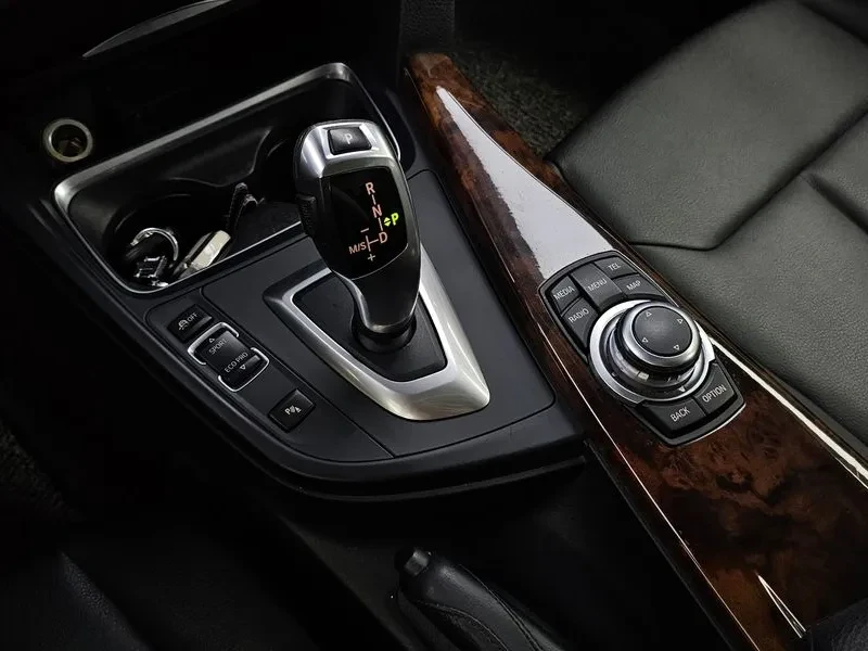 BMW 320 i, снимка 9 - Автомобили и джипове - 55142540