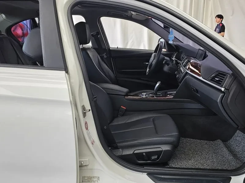 BMW 320 i, снимка 11 - Автомобили и джипове - 55142540
