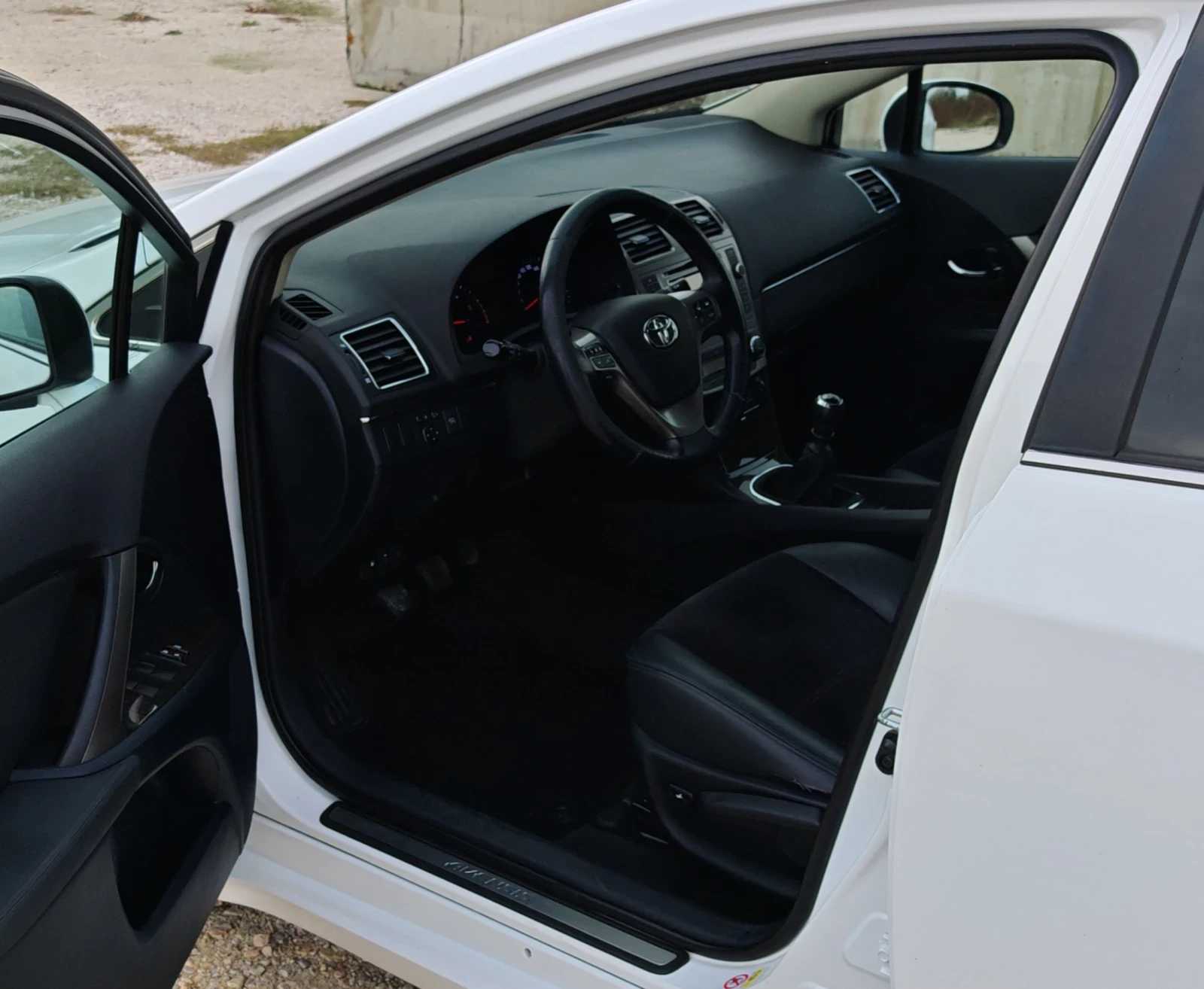 Toyota Avensis 2.0D4D Facelift Bi-Xenon* Navi* Camera* Bluetooth* - изображение 9