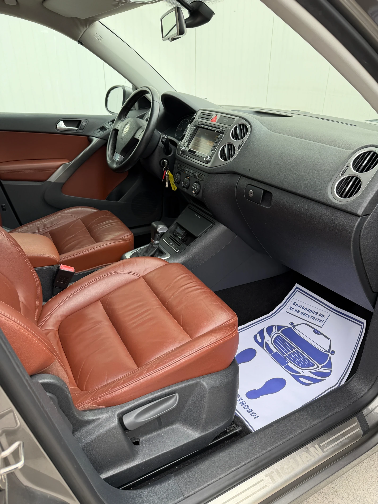 VW Tiguan 2.0TDI 4motion* AUTOMATIC* NAVI* PANO* KOJA* XENON, снимка 7 - Автомобили и джипове - 53923100