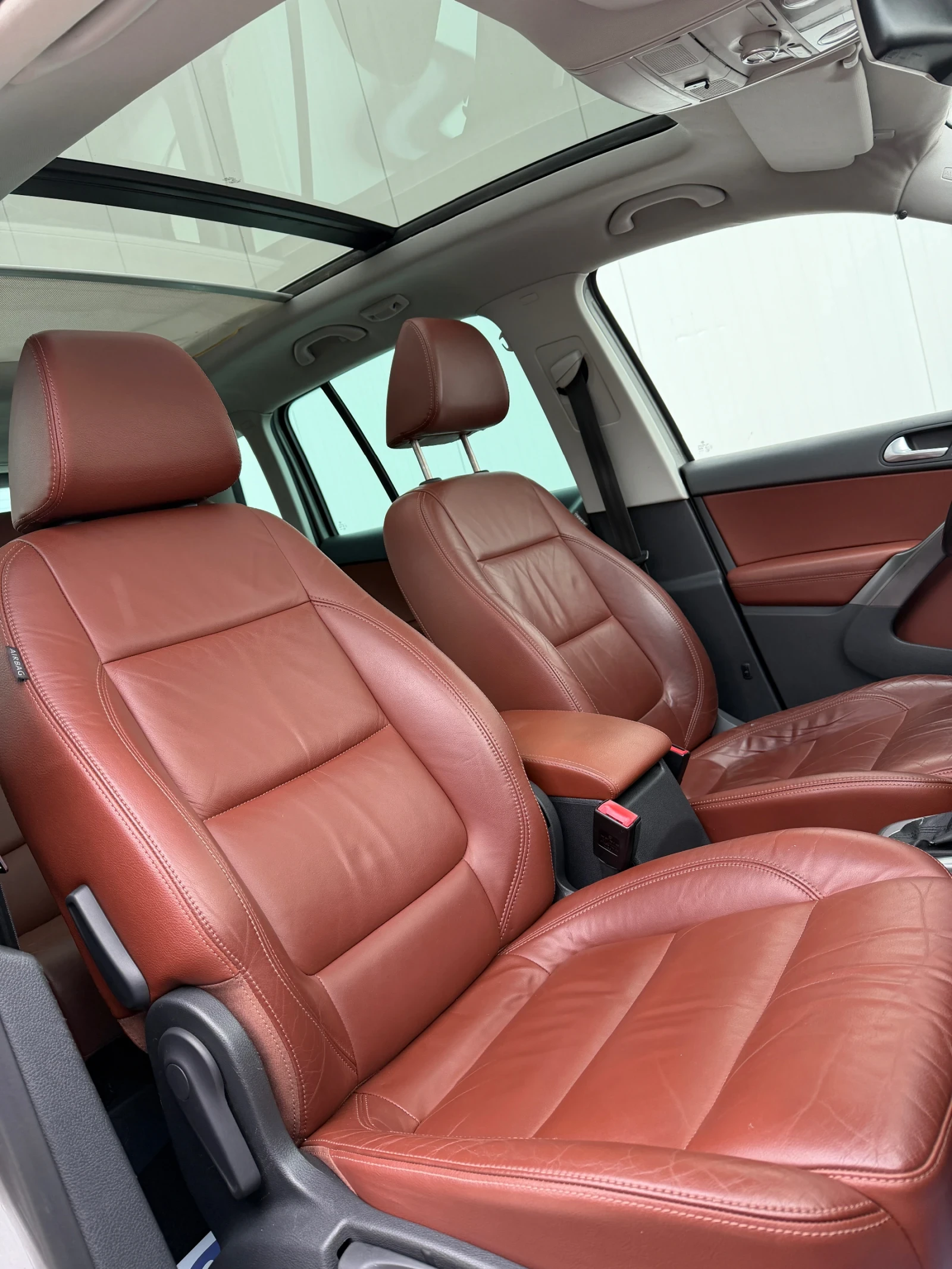 VW Tiguan 2.0TDI 4motion* AUTOMATIC* NAVI* PANO* KOJA* XENON, снимка 8 - Автомобили и джипове - 53923100