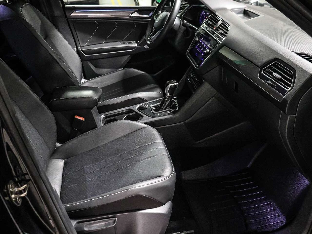 VW Tiguan R-LINE / 4x4 / КОЖА / ПАНОРАМА / ЦЕНА ДО БГ , снимка 10 - Автомобили и джипове - 54989289