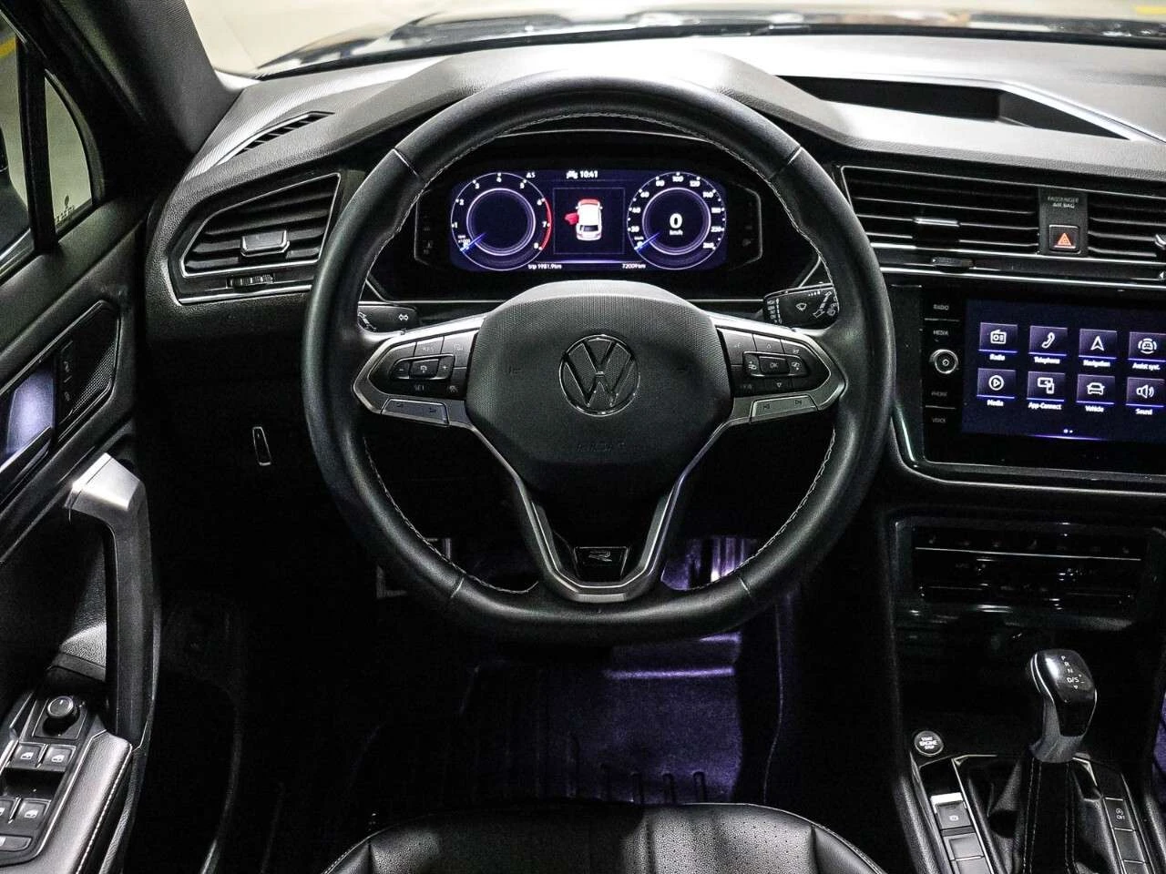 VW Tiguan R-LINE / 4x4 / КОЖА / ПАНОРАМА / ЦЕНА ДО БГ , снимка 8 - Автомобили и джипове - 54989289