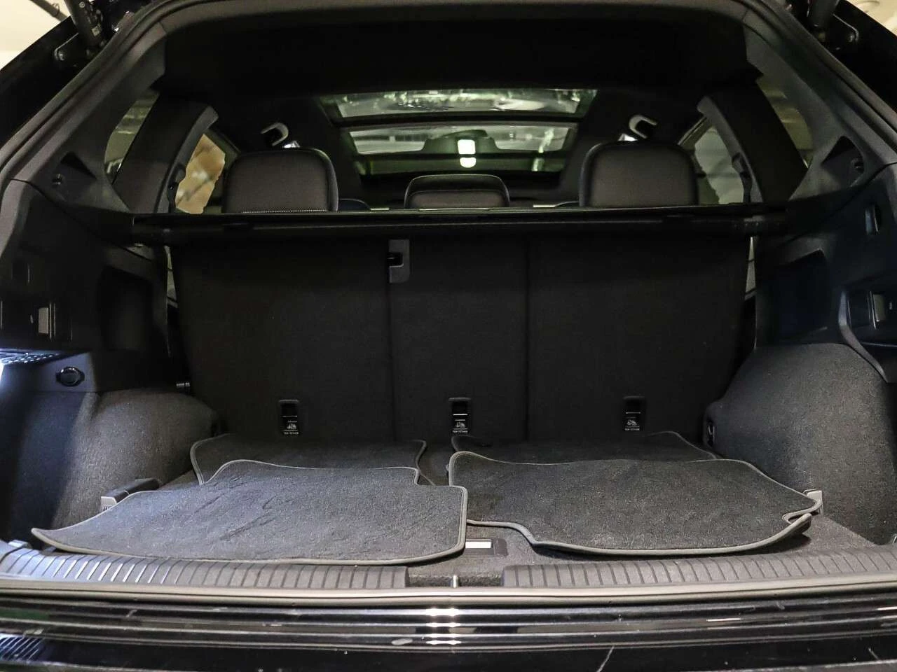 VW Tiguan R-LINE / 4x4 / КОЖА / ПАНОРАМА / ЦЕНА ДО БГ , снимка 12 - Автомобили и джипове - 54989289