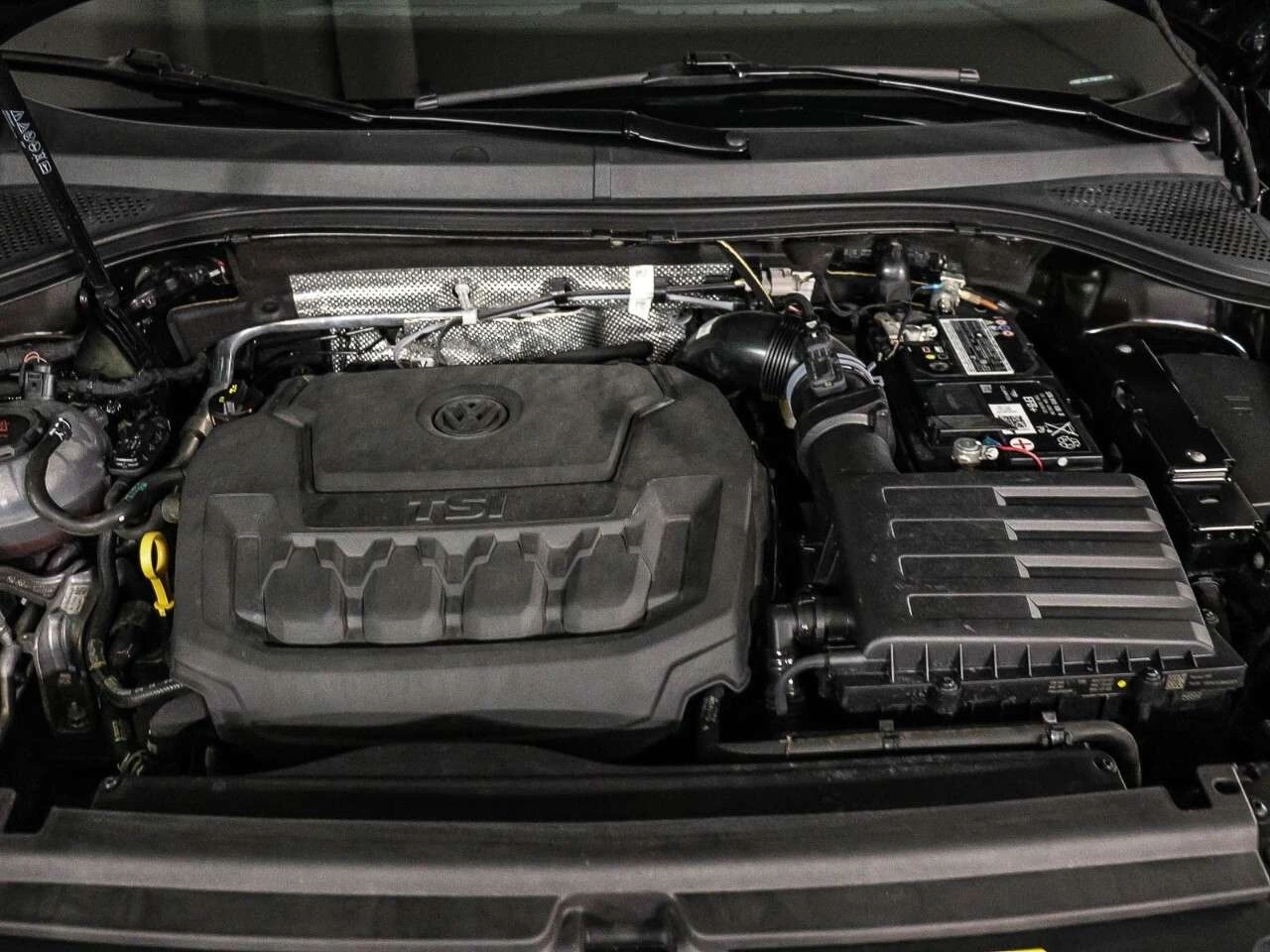 VW Tiguan R-LINE / 4x4 / КОЖА / ПАНОРАМА / ЦЕНА ДО БГ , снимка 15 - Автомобили и джипове - 54989289