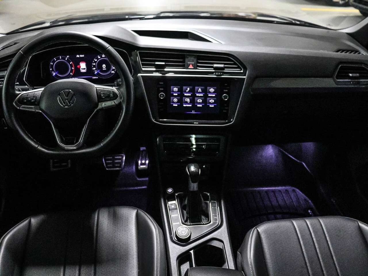 VW Tiguan R-LINE / 4x4 / КОЖА / ПАНОРАМА / ЦЕНА ДО БГ , снимка 9 - Автомобили и джипове - 54989289