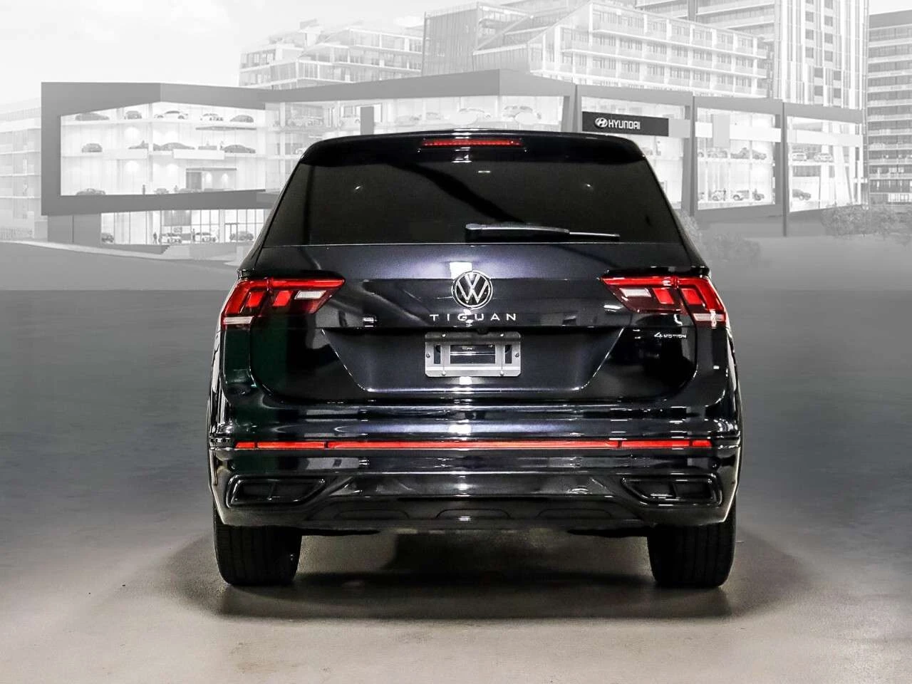 VW Tiguan R-LINE / 4x4 / КОЖА / ПАНОРАМА / ЦЕНА ДО БГ , снимка 4 - Автомобили и джипове - 54989289