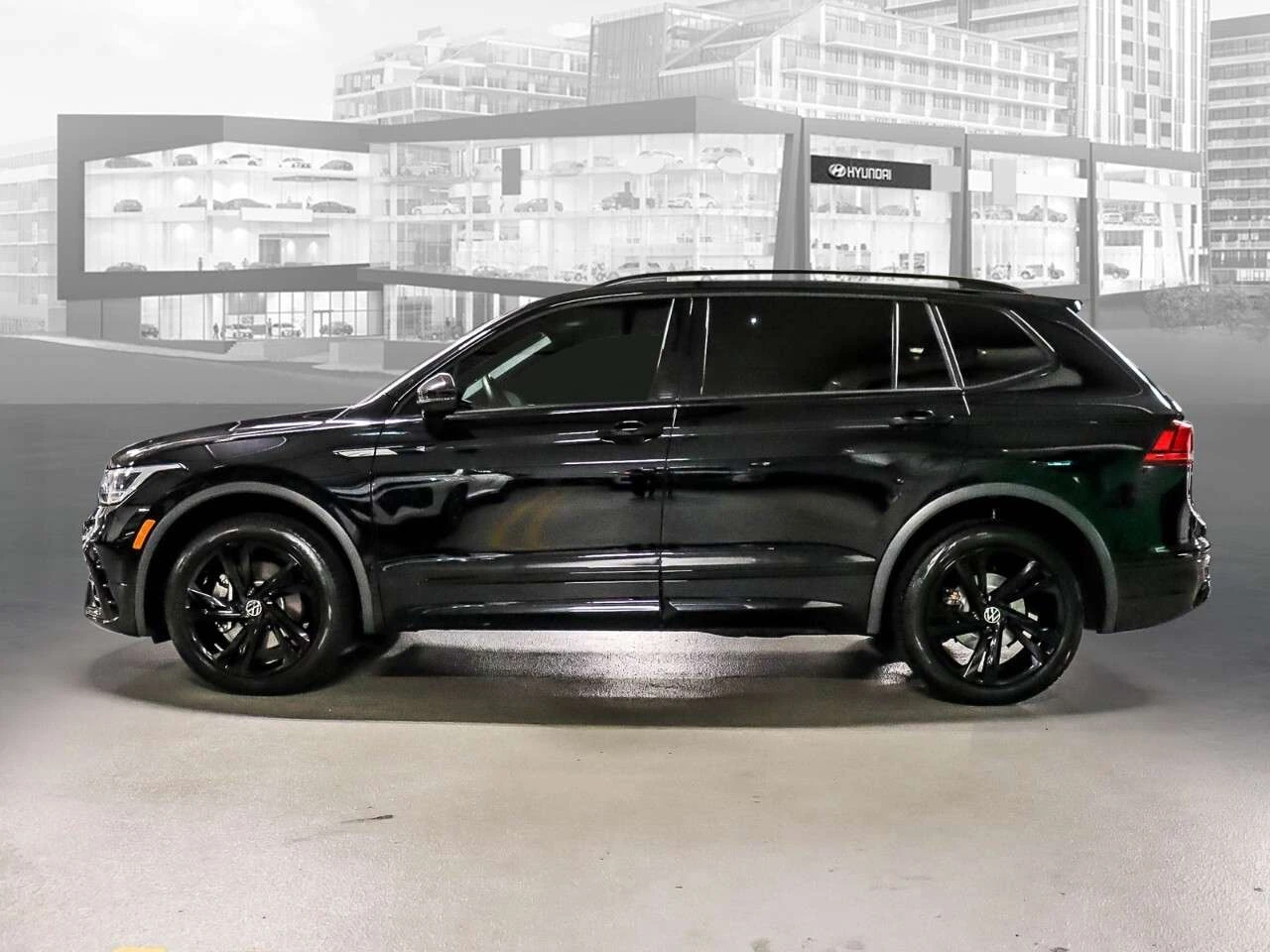 VW Tiguan R-LINE / 4x4 / КОЖА / ПАНОРАМА / ЦЕНА ДО БГ , снимка 5 - Автомобили и джипове - 54989289