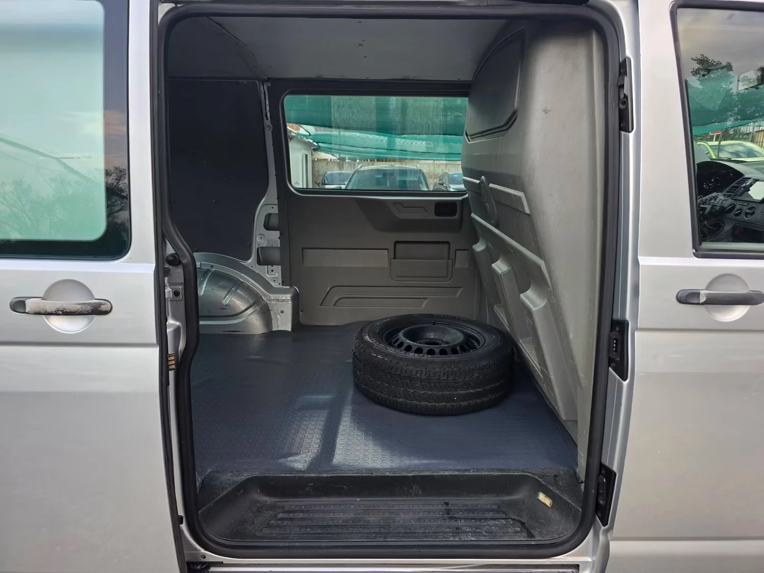 VW Transporter 2.5TDI 131K.C. / КЛИМАТИК / 2006 ГОДИНА, снимка 12 - Бусове и автобуси - 55592462