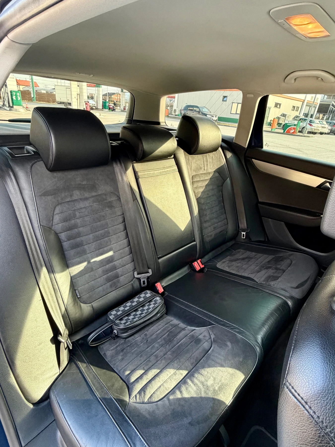 VW Passat 2.0TDI  Highline Обслужена , снимка 11 - Автомобили и джипове - 54629959