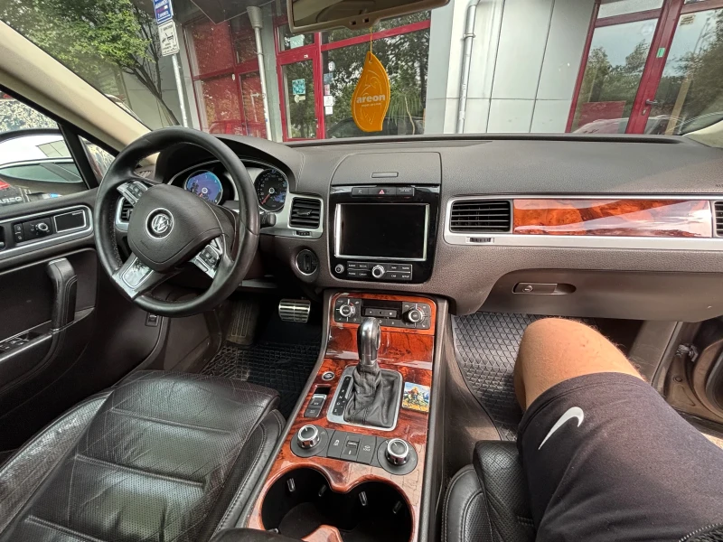 VW Touareg, снимка 8 - Автомобили и джипове - 52567349