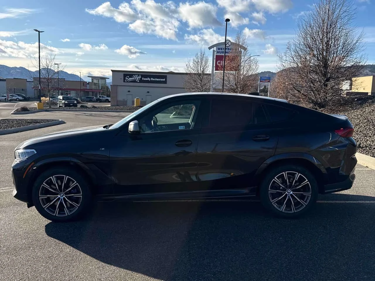 BMW X6 * M50i * CARFAX * LASER * МАСАЖ * ОБДУХВАНЕ * HK, снимка 2 - Автомобили и джипове - 53755726