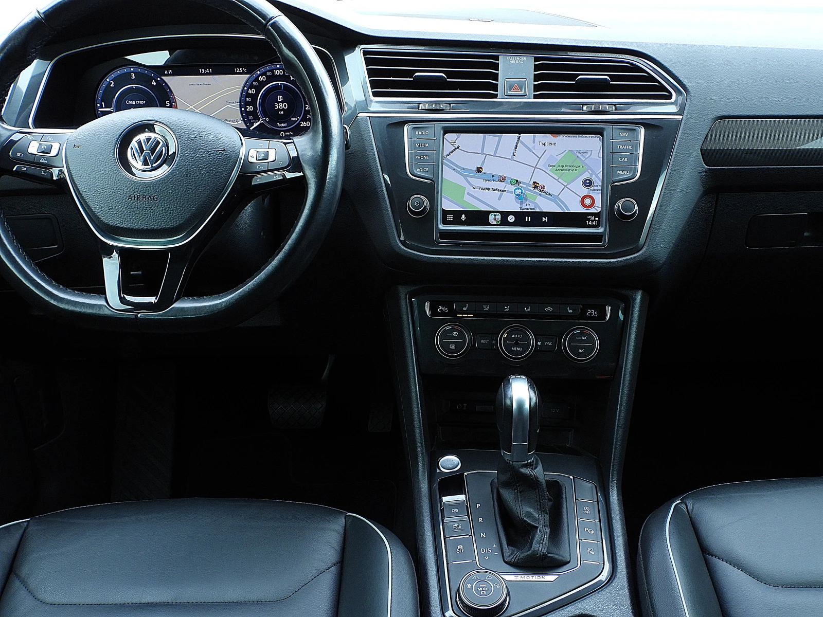 VW Tiguan 2.0ШВЕЙЦАРИЯ= R-line/ДИСТРОНИК/КОЖА/LANE ASSIST, снимка 11 - Автомобили и джипове - 54010424