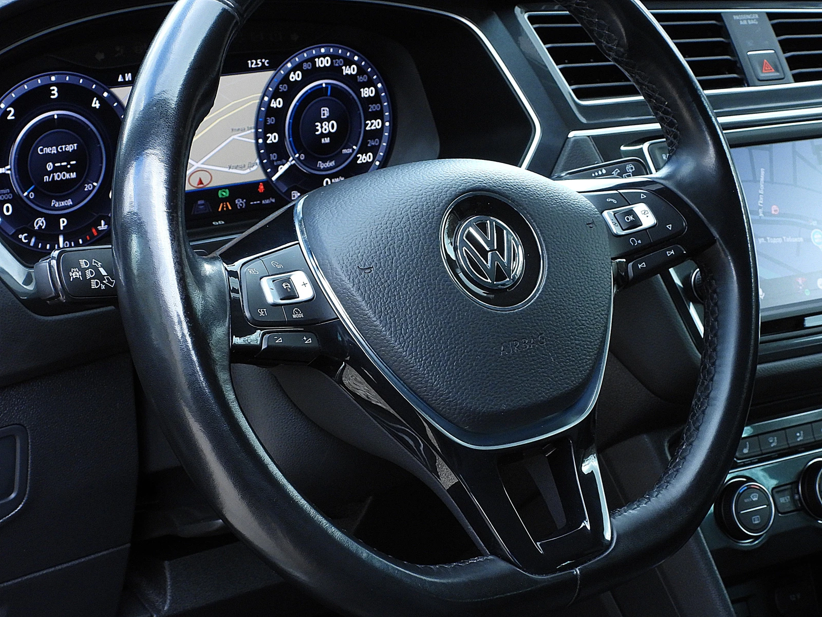 VW Tiguan 2.0ШВЕЙЦАРИЯ= R-line/ДИСТРОНИК/КОЖА/LANE ASSIST, снимка 10 - Автомобили и джипове - 54010424