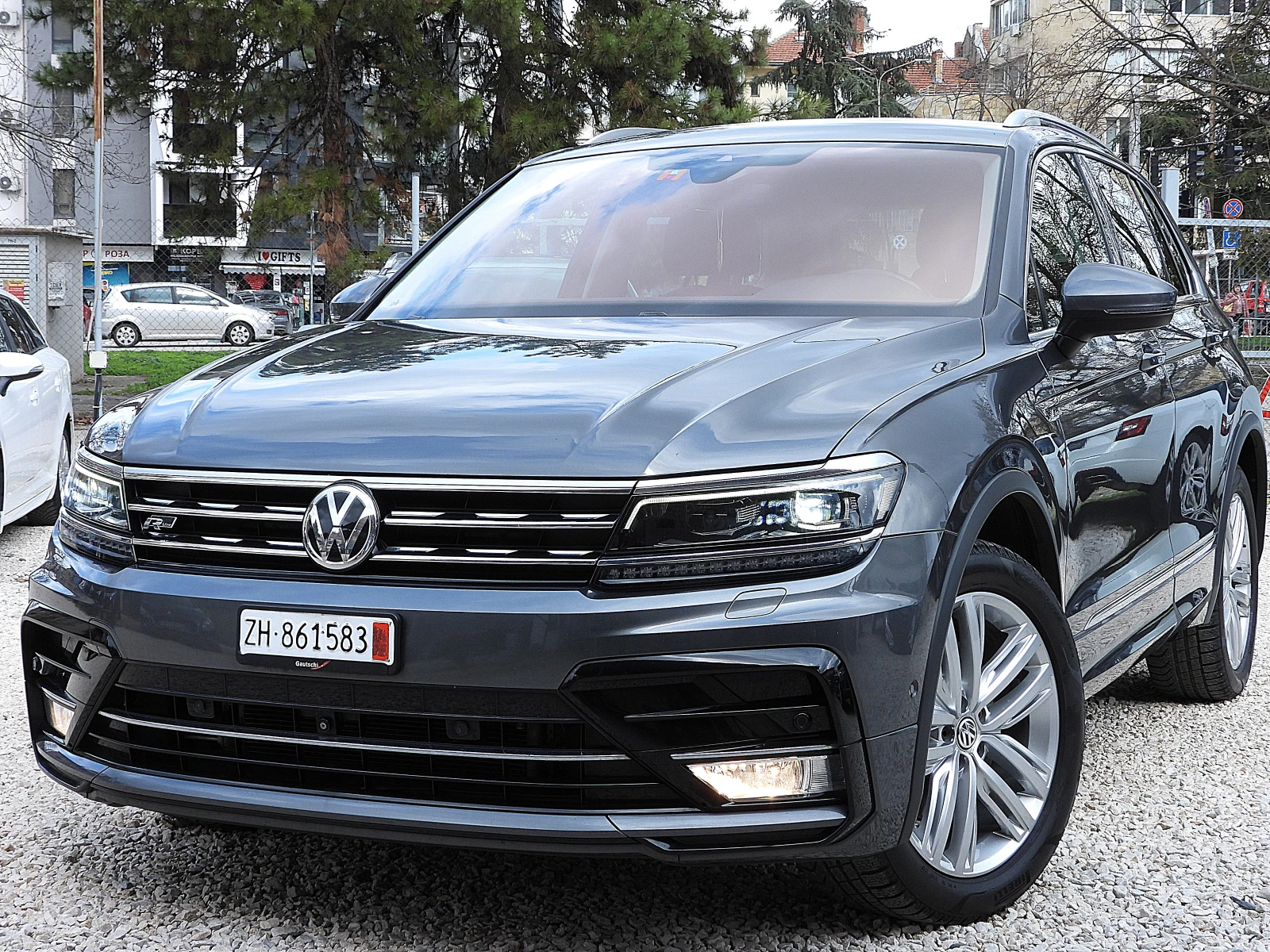 VW Tiguan 2.0ШВЕЙЦАРИЯ= R-line/ДИСТРОНИК/КОЖА/LANE ASSIST | Auto.bg — изображение 1