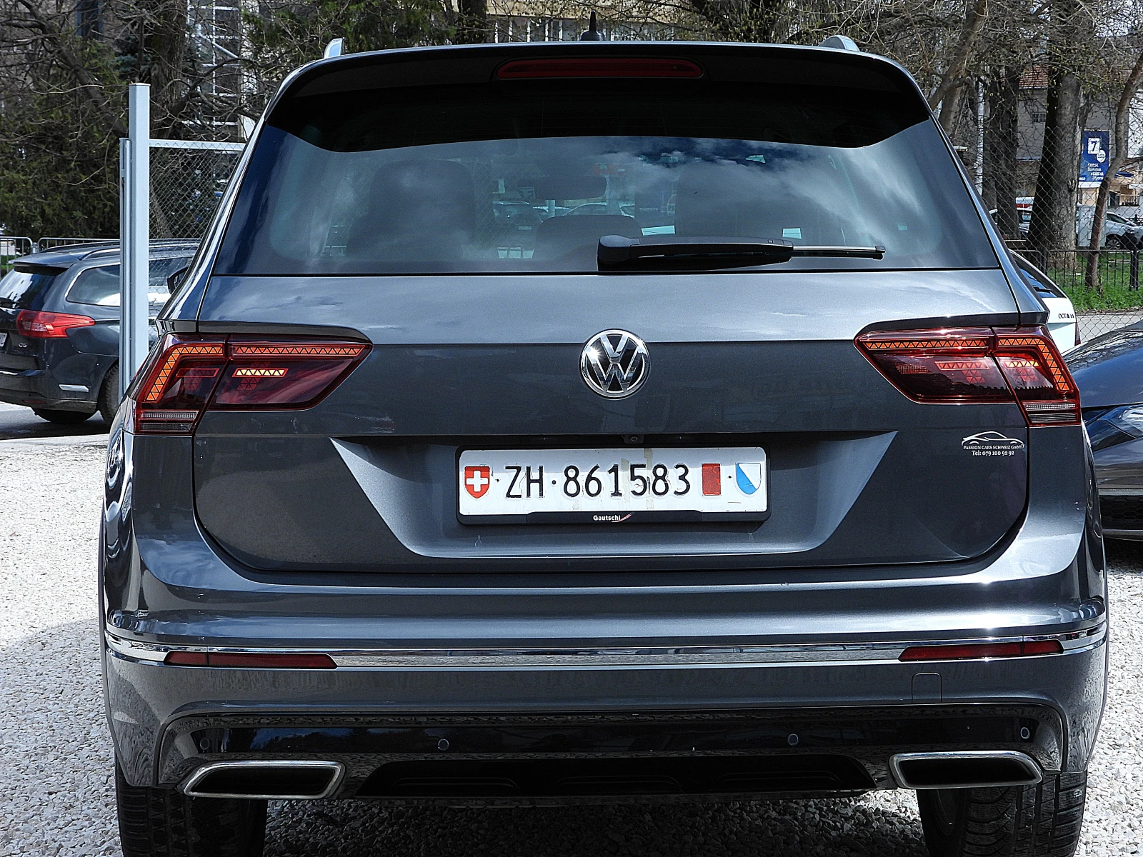 VW Tiguan 2.0ШВЕЙЦАРИЯ= R-line/ДИСТРОНИК/КОЖА/LANE ASSIST, снимка 5 - Автомобили и джипове - 54010424