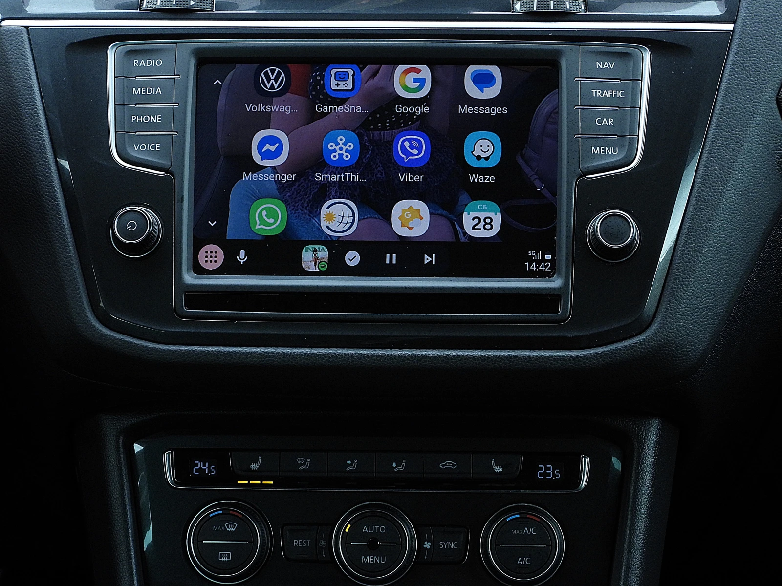 VW Tiguan 2.0ШВЕЙЦАРИЯ= R-line/ДИСТРОНИК/КОЖА/LANE ASSIST, снимка 12 - Автомобили и джипове - 54010424