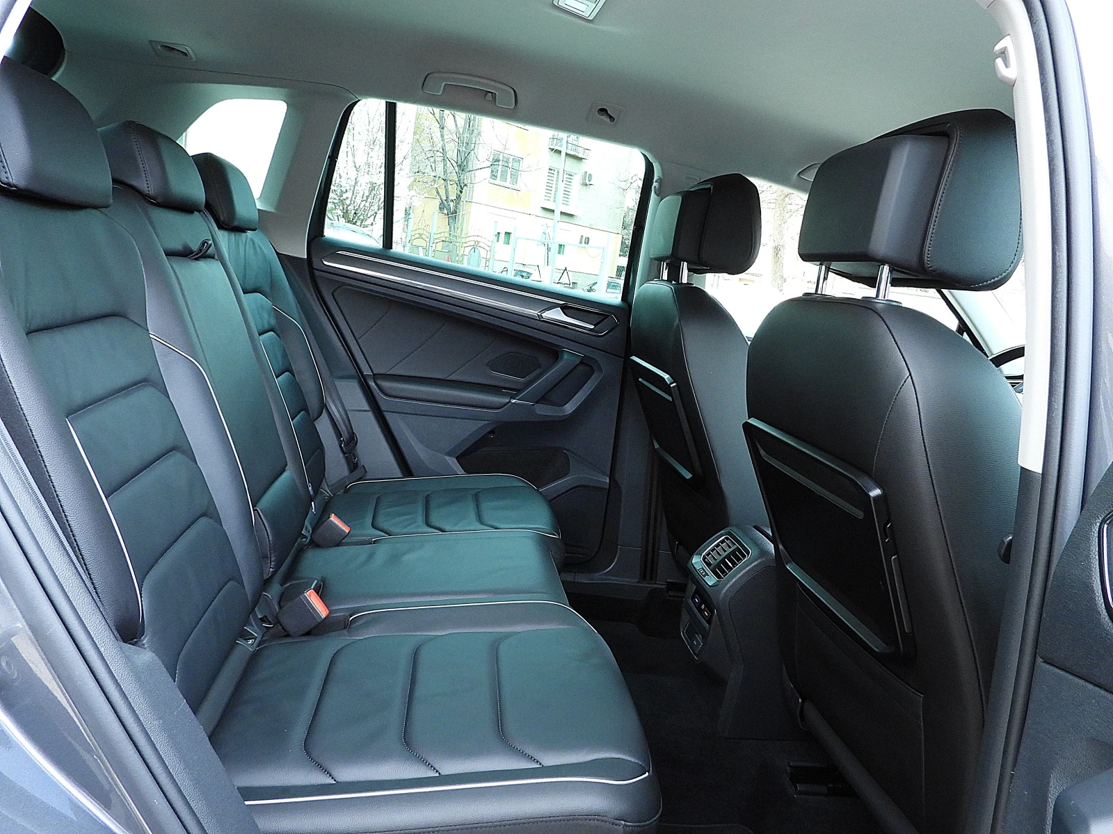 VW Tiguan 2.0ШВЕЙЦАРИЯ= R-line/ДИСТРОНИК/КОЖА/LANE ASSIST, снимка 15 - Автомобили и джипове - 54010424