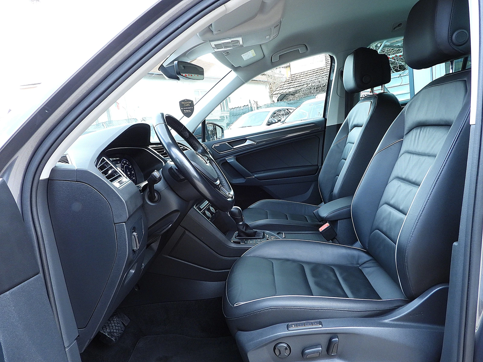 VW Tiguan 2.0ШВЕЙЦАРИЯ= R-line/ДИСТРОНИК/КОЖА/LANE ASSIST, снимка 8 - Автомобили и джипове - 54010424