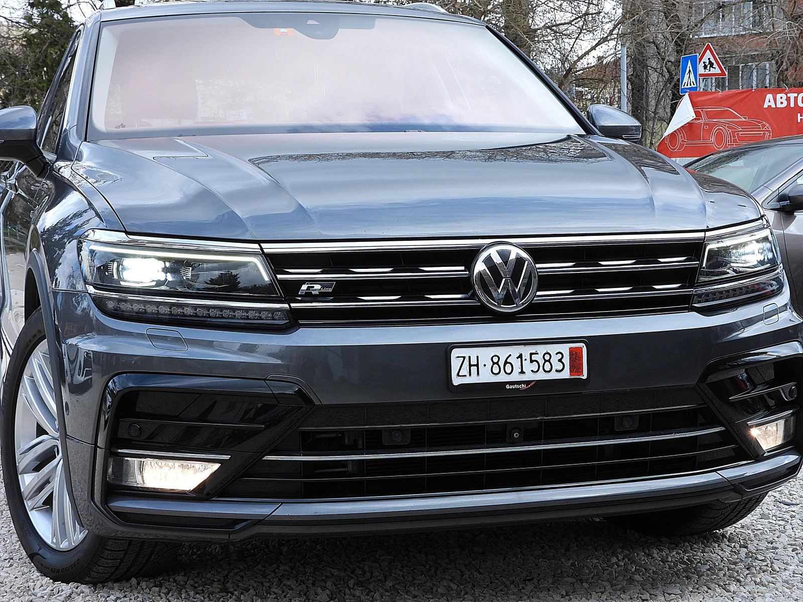 VW Tiguan 2.0ШВЕЙЦАРИЯ= R-line/ДИСТРОНИК/КОЖА/LANE ASSIST, снимка 2 - Автомобили и джипове - 54010424
