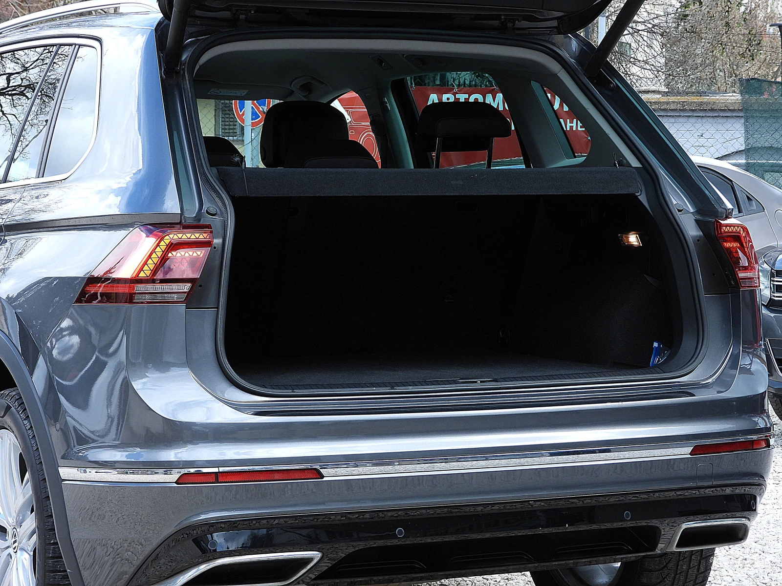 VW Tiguan 2.0ШВЕЙЦАРИЯ= R-line/ДИСТРОНИК/КОЖА/LANE ASSIST, снимка 6 - Автомобили и джипове - 54010424