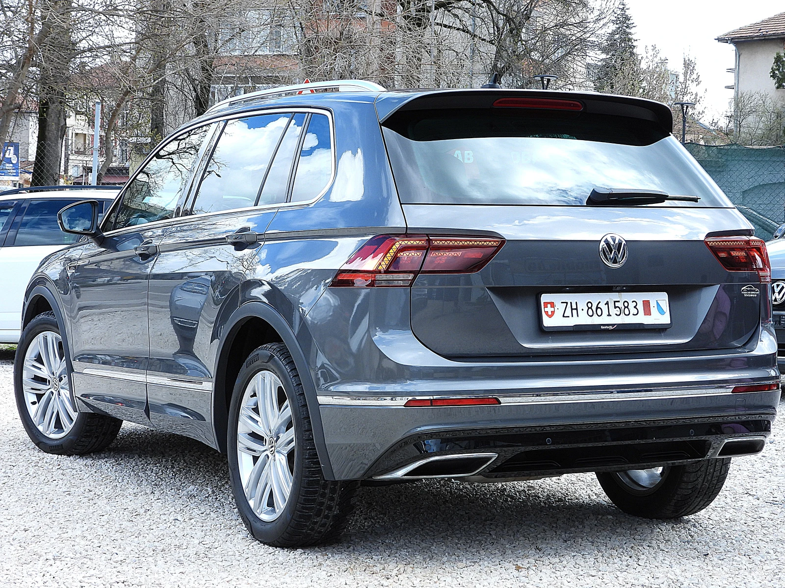 VW Tiguan 2.0ШВЕЙЦАРИЯ= R-line/ДИСТРОНИК/КОЖА/LANE ASSIST, снимка 7 - Автомобили и джипове - 54010424