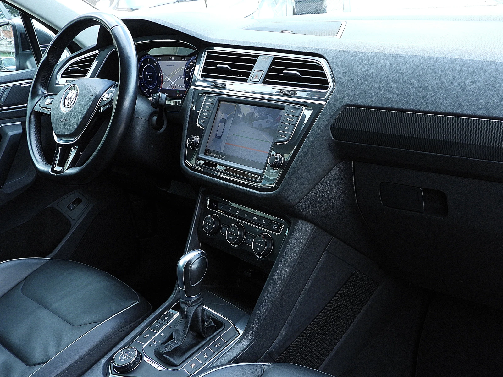 VW Tiguan 2.0ШВЕЙЦАРИЯ= R-line/ДИСТРОНИК/КОЖА/LANE ASSIST, снимка 13 - Автомобили и джипове - 54010424