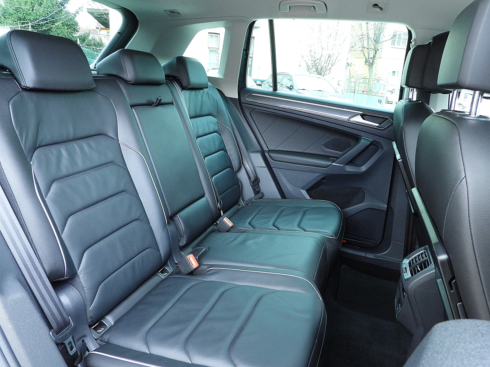 VW Tiguan 2.0ШВЕЙЦАРИЯ= R-line/ДИСТРОНИК/КОЖА/LANE ASSIST, снимка 16 - Автомобили и джипове - 54010424