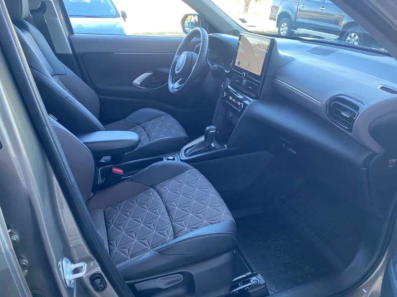 Toyota Yaris Cross 1.5 HEV, 4x4, Elegance, Панорамен покрив, снимка 11 - Автомобили и джипове - 50983267
