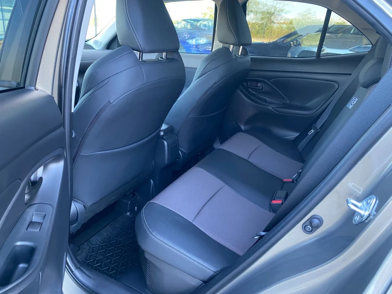 Toyota Yaris Cross 1.5 HEV, 4x4, Elegance, Панорамен покрив, снимка 13 - Автомобили и джипове - 50983267