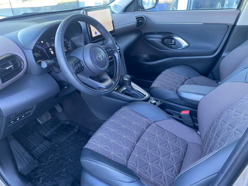 Toyota Yaris Cross 1.5 HEV, 4x4, Elegance, Панорамен покрив, снимка 12 - Автомобили и джипове - 50983267