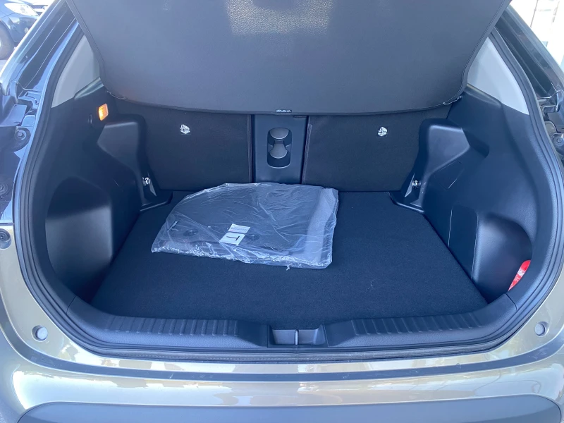 Toyota Yaris Cross 1.5 HEV, 4x4, Elegance, Панорамен покрив, снимка 9 - Автомобили и джипове - 50983267