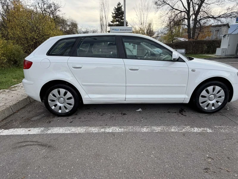 Audi A3 1.6 i, снимка 3 - Автомобили и джипове - 52541764