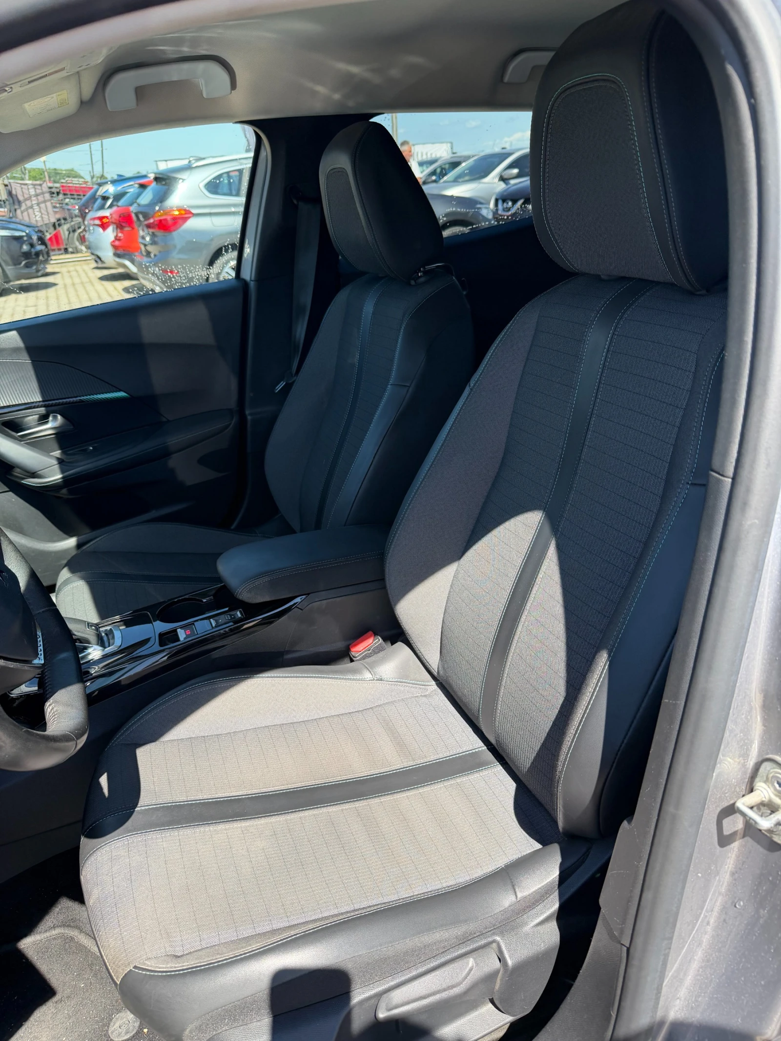 Peugeot 2008 1.2Allure AVTOMAT/NAVI/KOJA/KAMERA EURO 6, снимка 12 - Автомобили и джипове - 54913569