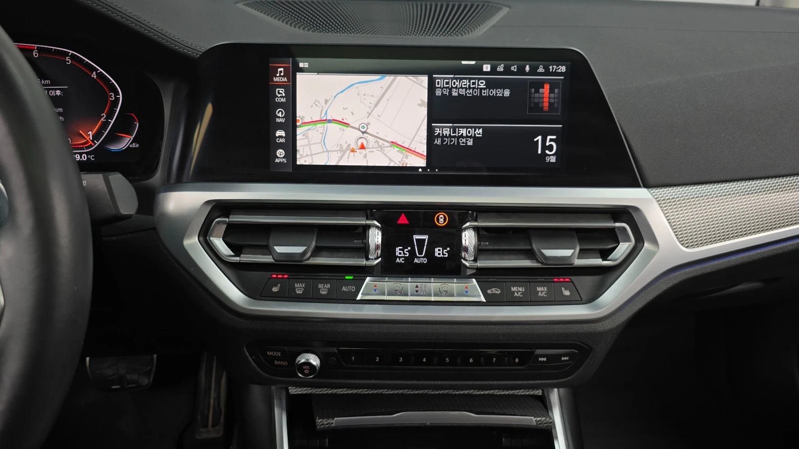 BMW 330 i M Sport, снимка 12 - Автомобили и джипове - 56081576