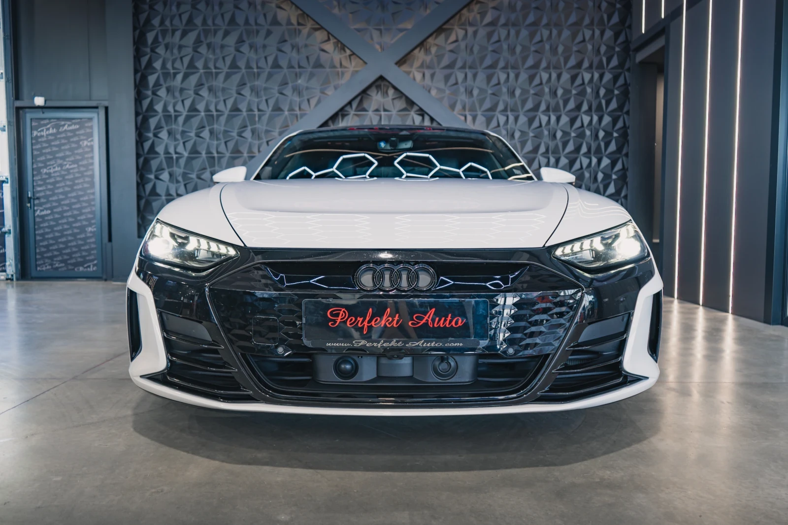 Audi E-Tron GT RS * FULL ЕКСТРИ * BANG & OLUFSEN* ПАНОРАМА* HEAD , снимка 2 - Автомобили и джипове - 56111898