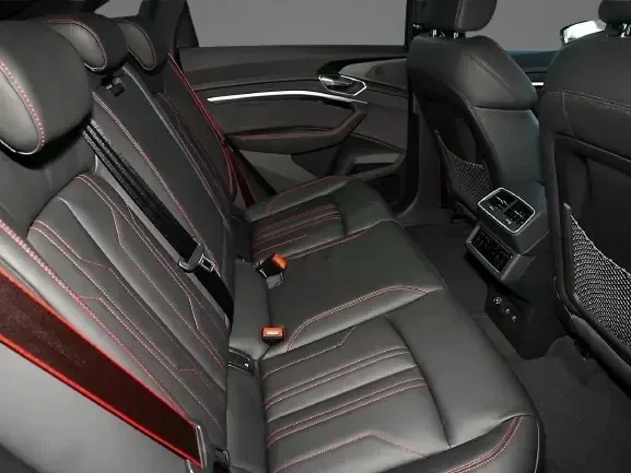 Audi Q8 e-Tron Sportback 55 = Black Optic Plus = Гаранция - изображение 7