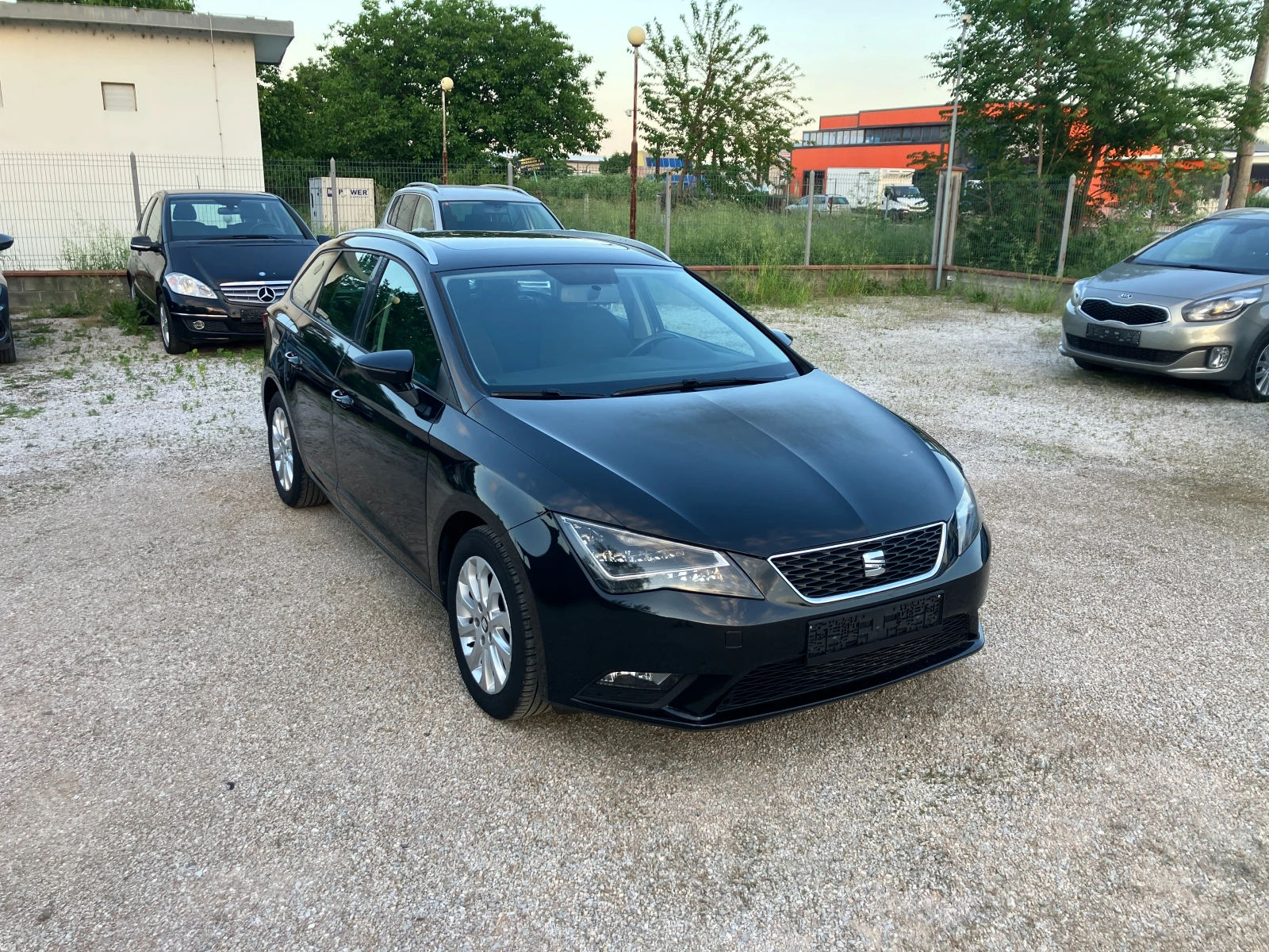 Seat Leon 1.6 TDI, снимка 11 - Автомобили и джипове - 54700447