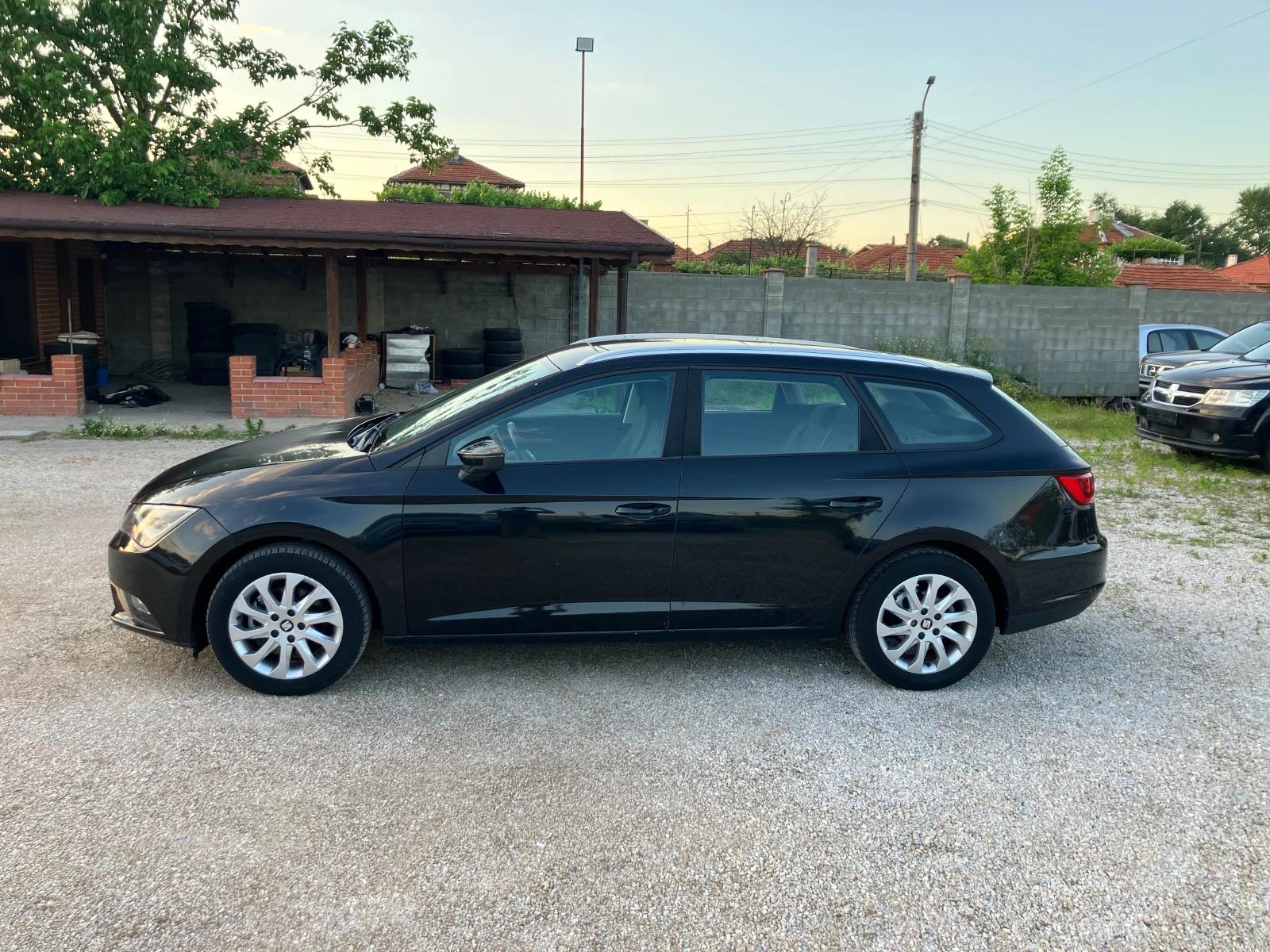 Seat Leon 1.6 TDI, снимка 5 - Автомобили и джипове - 54700447