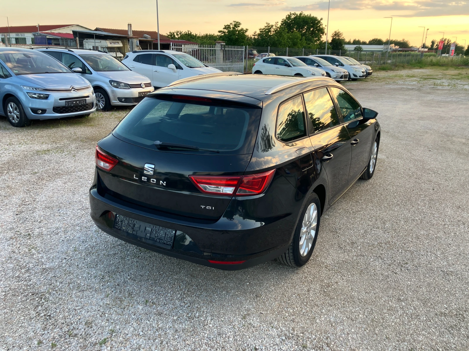 Seat Leon 1.6 TDI, снимка 8 - Автомобили и джипове - 54700447