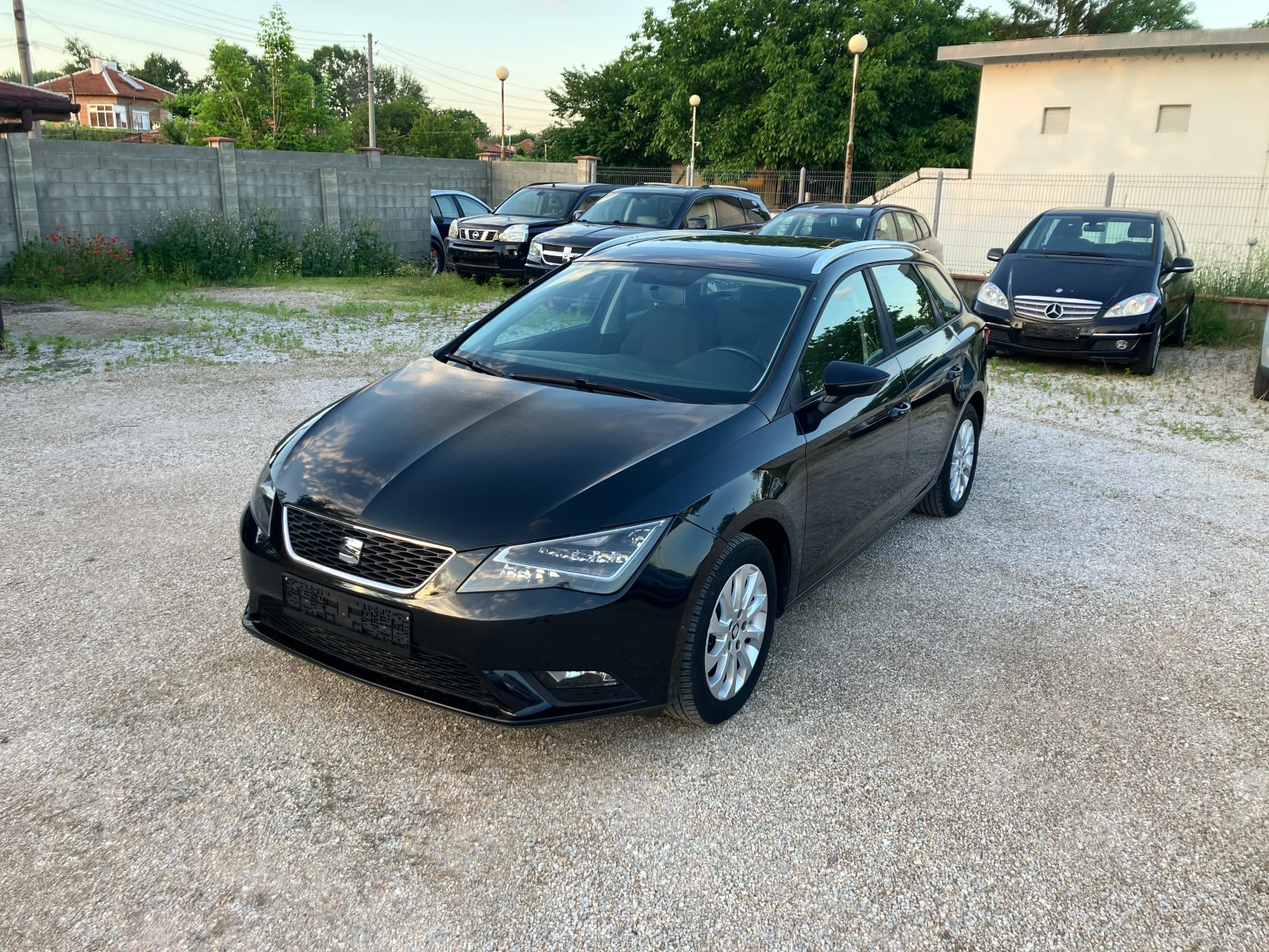 Seat Leon 1.6 TDI, снимка 2 - Автомобили и джипове - 54700447
