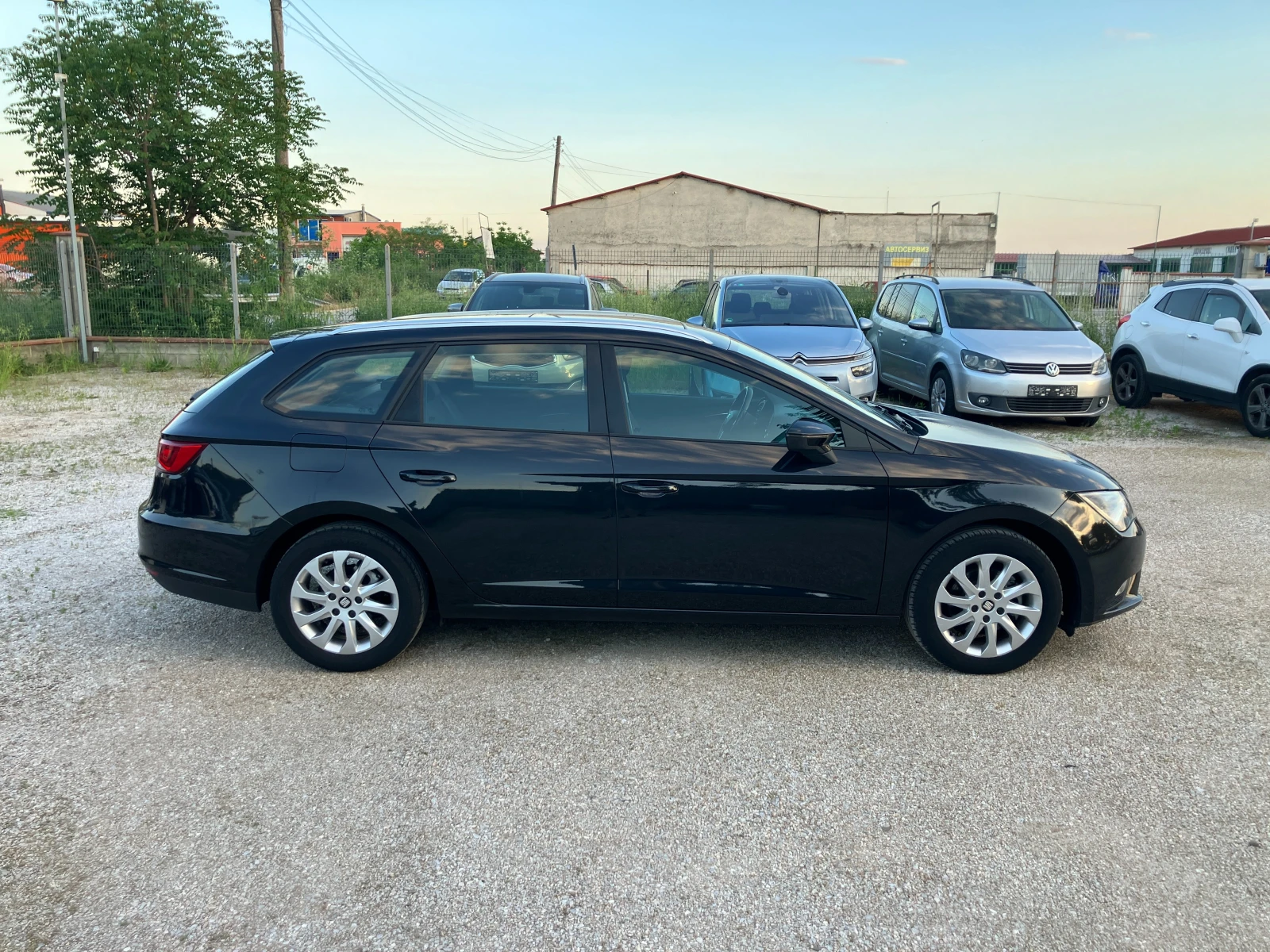 Seat Leon 1.6 TDI, снимка 10 - Автомобили и джипове - 54700447