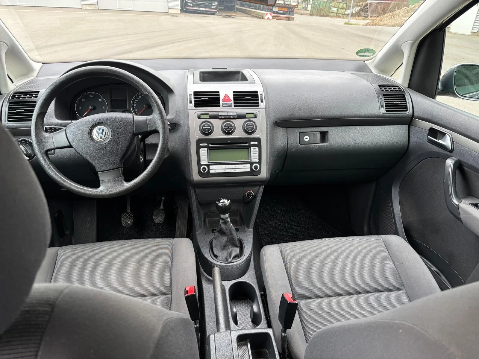 VW Touran 1.9 TDI 105к.с. 7 Места, снимка 10 - Автомобили и джипове - 54837737