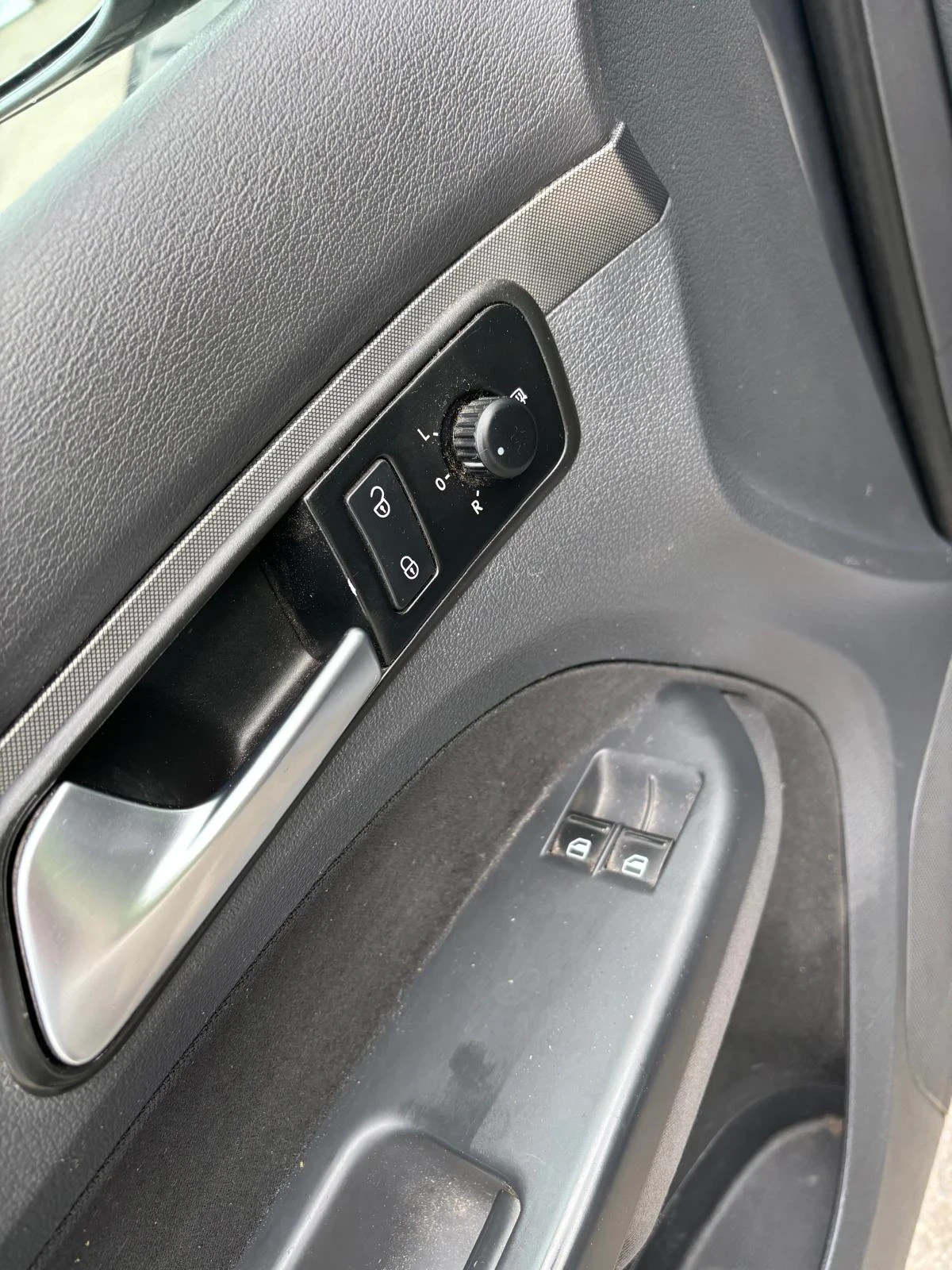 VW Touran 1.9 TDI 105к.с. 7 Места, снимка 12 - Автомобили и джипове - 54837737