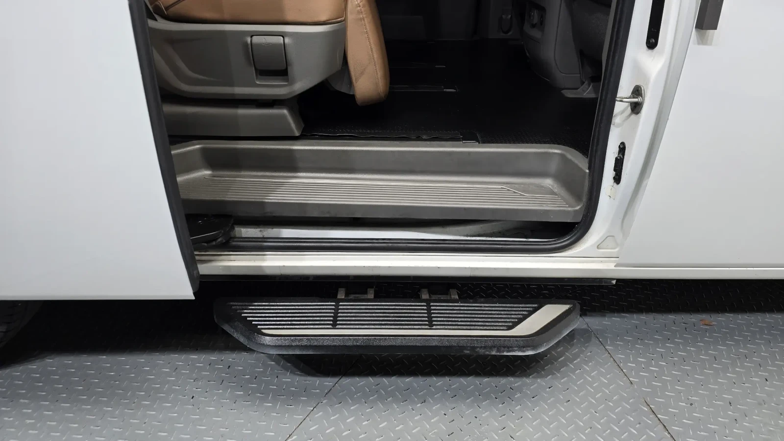 Hyundai Staria ЛУКС. ИЗПЛ. | ПОДГРЕВИ, ОБДУХ. | ЕЛ. СТЕПЕНКИ| 360, снимка 7 - Автомобили и джипове - 56086473