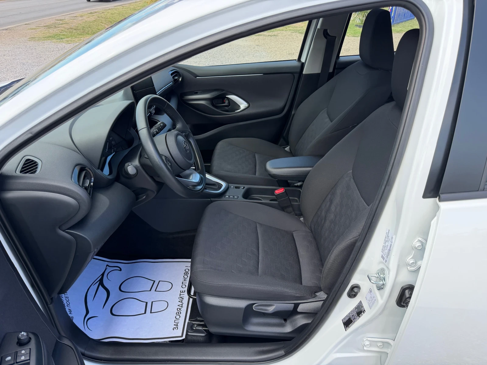 Toyota Yaris 1, 5/HIBRID, снимка 9 - Автомобили и джипове - 56316215