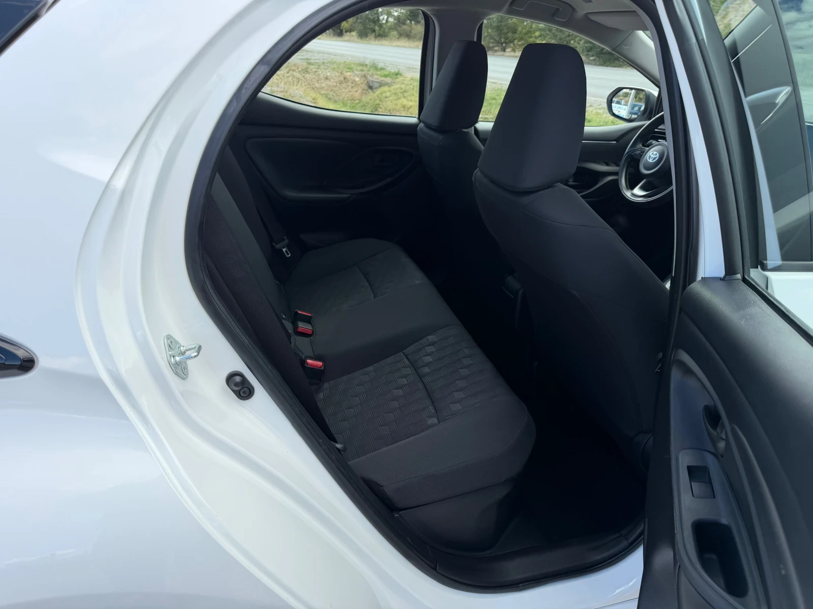 Toyota Yaris 1, 5/HIBRID, снимка 15 - Автомобили и джипове - 56316215