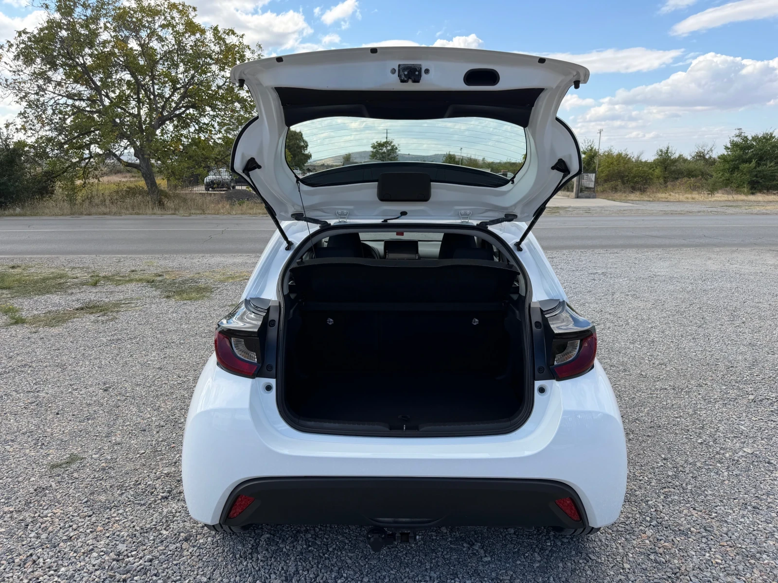 Toyota Yaris 1, 5/HIBRID, снимка 16 - Автомобили и джипове - 56316215
