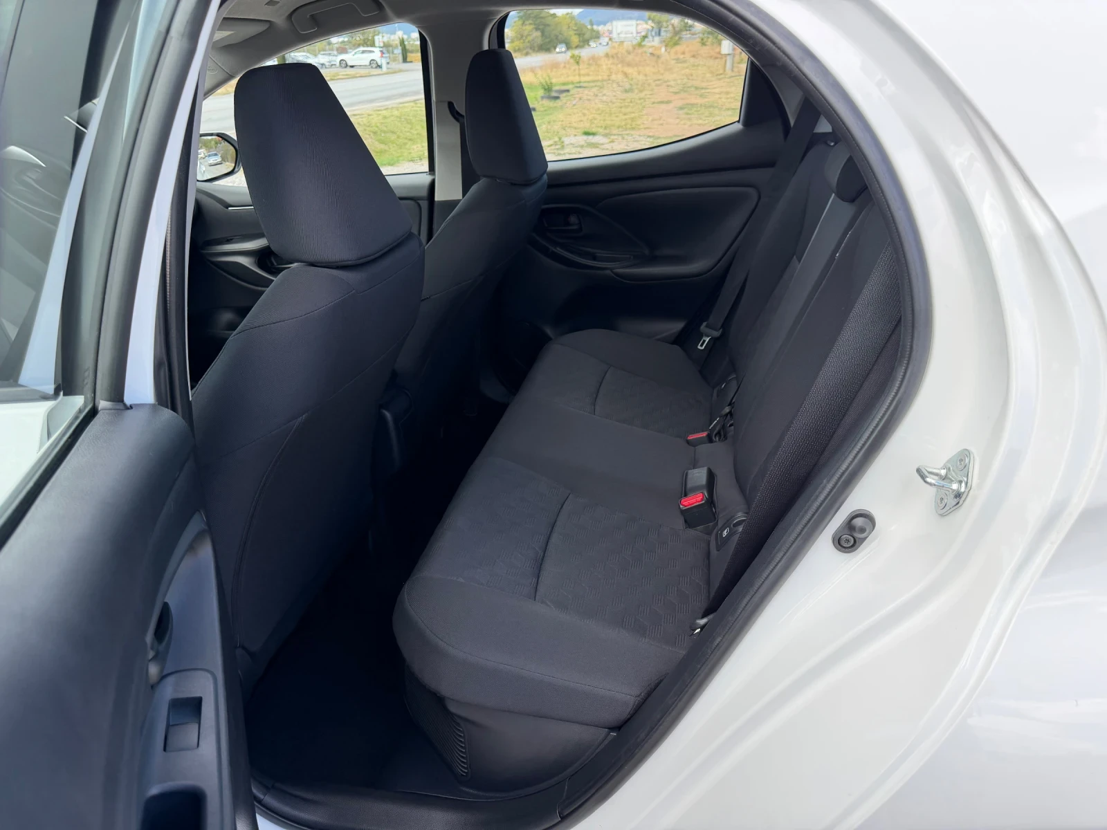 Toyota Yaris 1, 5/HIBRID, снимка 12 - Автомобили и джипове - 56316215